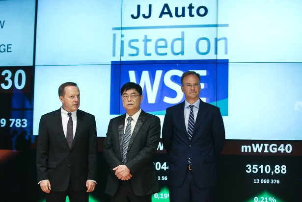 Dyrektor generalny JJ Auto AG Jianhui Ye podczas debiutu spółki JJ Auto AG na warszawskiej Giełdzie Papierów Wartościowych, 18 bm. (mr) PAP/Rafał Guz