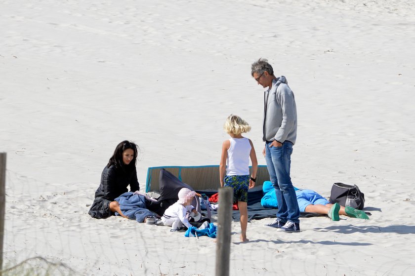 Justyna Steczkowska z rodziną na plaży