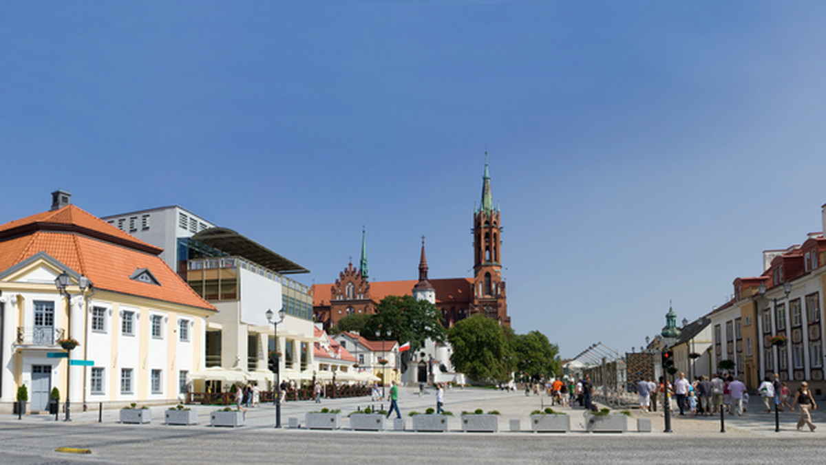 Ponad 15 tys. osób odwiedziło przez trzy dni zakończone w niedzielę po południu 4. Międzynarodowe Targi Książki w Białymstoku. Odwiedzających z roku na rok jest coraz więcej. To prawdziwe święto książki w mieście — mówią organizatorzy.