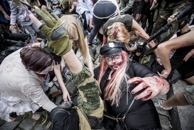 Uczestnicy zombie walk 2015