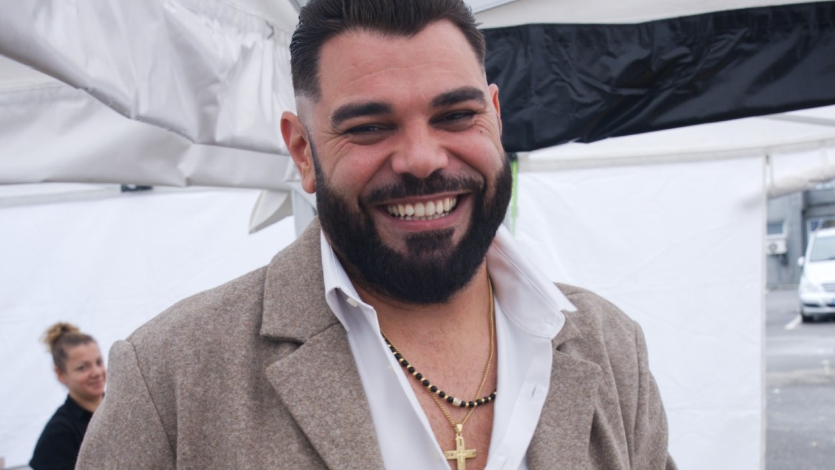 Remus Iosub, fostul câștigător iUmor, face primul lui film. Viața de la gunoier în Anglia la cea de producător