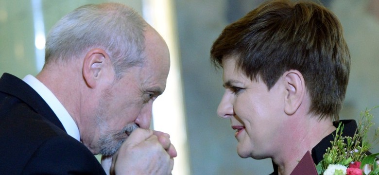 Makijaż nie pomógł: emocje podczas desygnacji "wylazły na szyi" Beaty Szydło. FOTO