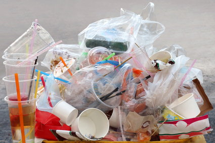 Rząd rusza na wojnę z plastikiem. Jest projekt zakazu jednorazówek