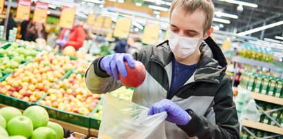 Opaski covidowe dla zaszczepionych. Mają ułatwić zrobienie zakupów. Gdzie taki pomysł?