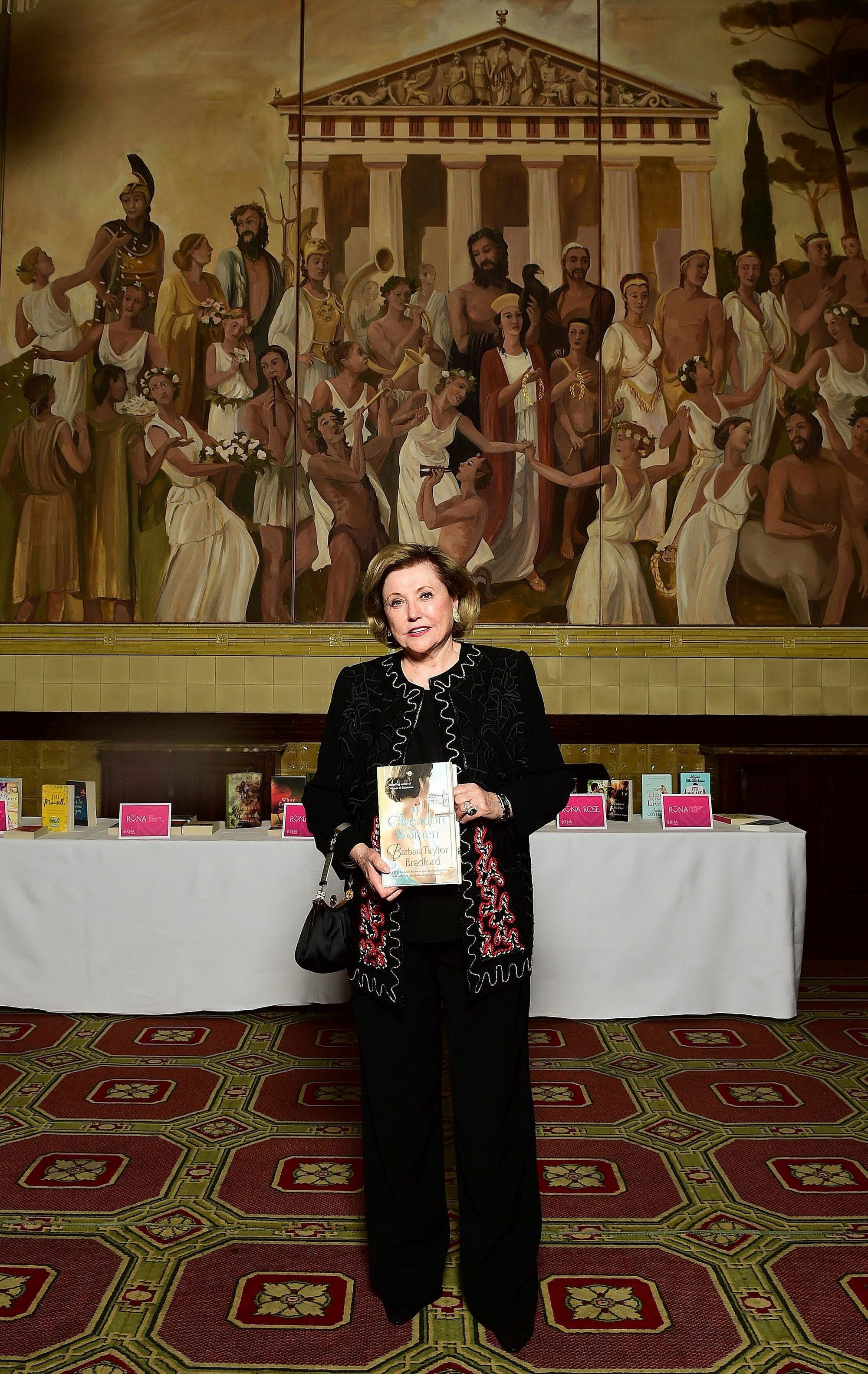 Zomrela britská a americká spisovateľka Barbara Taylor Bradfordová.