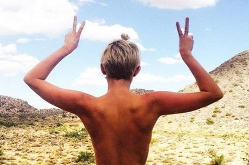 Miley Cyrus topless na Instagramie