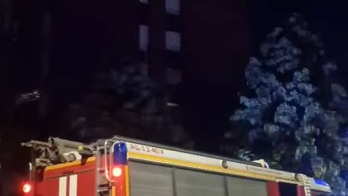 (VIDEO) PROBLEM SA INSTALACIJAMA U STANU U JAGODINI! Vatrogasci i radnici EPS-a na terenu: Policija obezbeđuje prostor oko zgrade