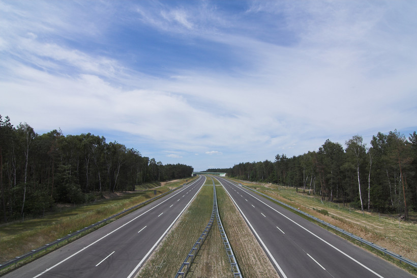 "Wszyscy kierowcy, którzy korzystają z naszych dróg, będą brać udział w ich finansowaniu" - podkreślił niemiecki minister