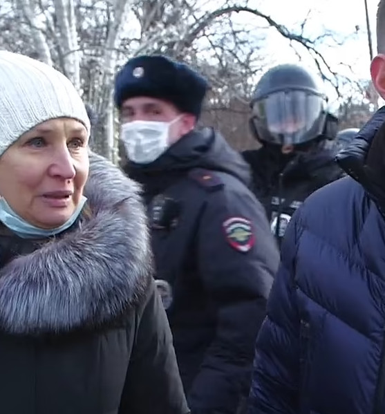 Matka rosyjskiego żołnierza na proteście w Moskwie. Obserwuje ją policja