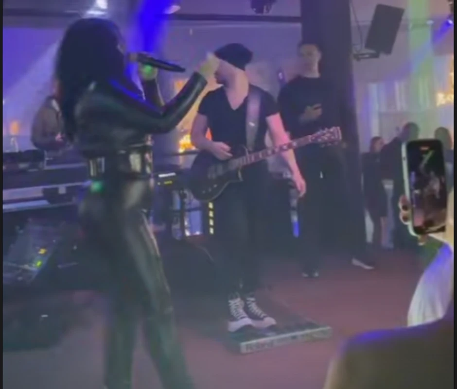 Stoja u lateksu od glave du pete na nastupu