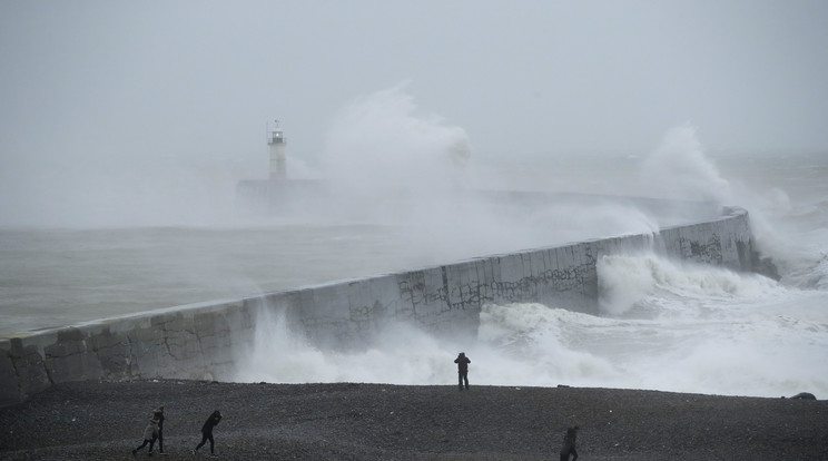 A tenger hullámai átcsapnak egy világítótorony fölött, miközben a Ciara vihar tombol az Anglia déli partvidékén fekvő Newhavenben. Az olykor hurrikánerejű szél járatkimaradásokat okozott a nagy-britanniai vasúti, a légi és a kompközlekedésben / Fotó: MTI AP