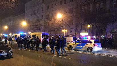 Balhé a körúton, ismét elszabadult a pokol az éjjel Budapest belvárosában – Rendőrautókat is rongáltak a tüntetők – fotók