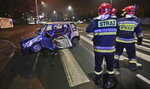 Groza przed Wigilią. Tico wbiło się w auto, strażacy cieli karoserię