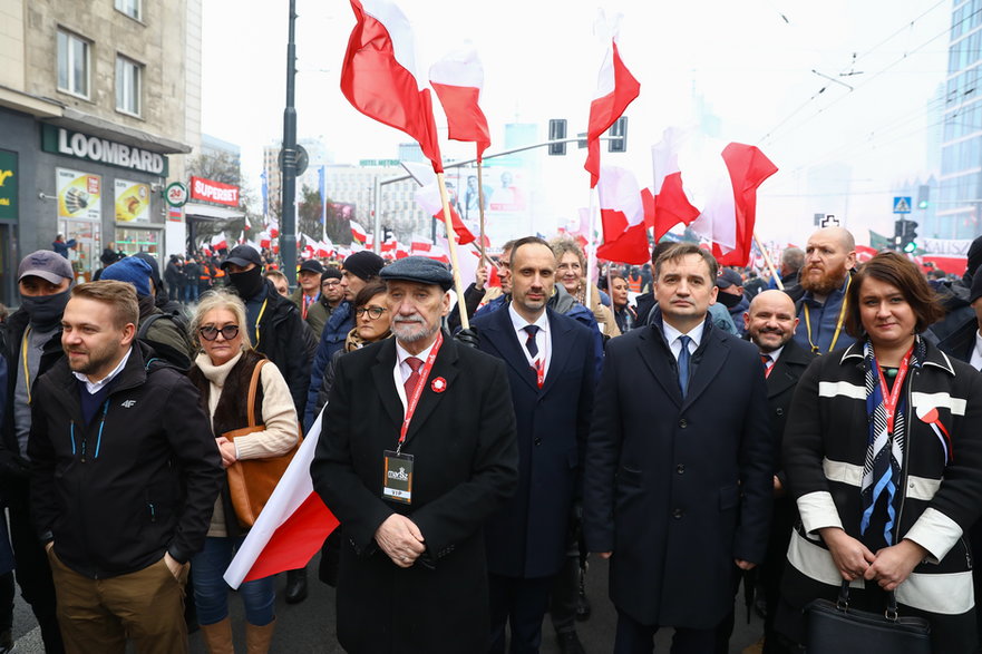 Minister sprawiedliwości, prokurator generalny Zbigniew Ziobro (C-P), wiceminister rolnictwa i rozwoju wsi Janusz Kowalski (C), posłowie PiS Mariusz Gosek (2P), Anna Siarkowska (P), Antoni Macierewicz (C-L) i wiceminister klimatu i środowiska Jacek Ozdoba (L) podczas Marszu Niepodległości w Warszawie