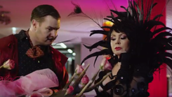 Tomasz Karolak jako Salvador Dali kręci z Izabelą Trojanowską. Zobacz TELEDYSK 'Skos'