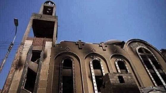 Wielki pożar kościoła w Kairze. Zginęło kilkadziesiąt wiernych. Ludzie się wzajemnie tratowali [ZDJĘCIA]