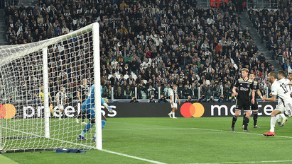 Legyőzték a Juventust: hason csúszva ünnepelte a csapat győzelmét az egykori Ajax-játékos