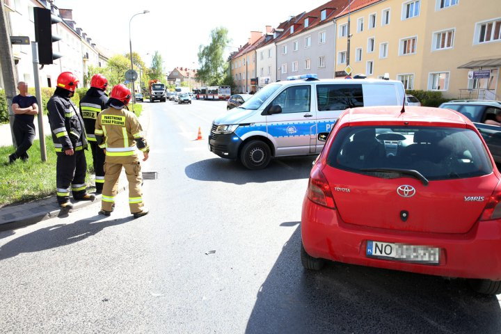 34-letni kierowca subaru na czerwonym świetle wjechał na ul. Limanowskiego. Zderzył się z trzema autami [ZDJĘCIA]