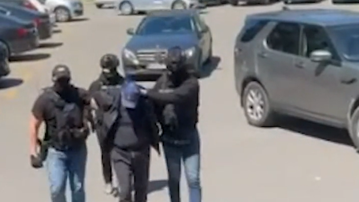 (VIDEO) OVAKO SU UHAPŠENA DVOJICA ZBOG NESTANKA KEKINOG ČOVEKA Supruga prijavila da ga nema, u lokalu gde je poslednji put viđen nađene ČAURE I KRV