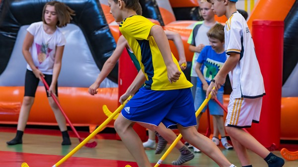 Aktywności sportowe to tylko jedna z opcji oferowanych podczas półkolonii przez szkoły i Miejskie Domy Kultury. 