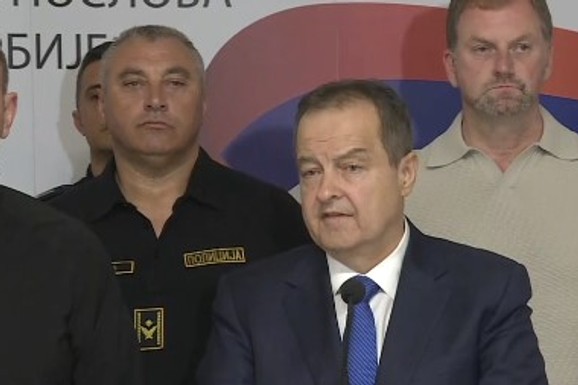 "IMA POVREĐENIH POLICAJACA, UHAPŠENE 23 OSOBE" Dačić o neredima nakon skupa na Slaviji: "Ovo nije politika, ovo je ekstremizam"
