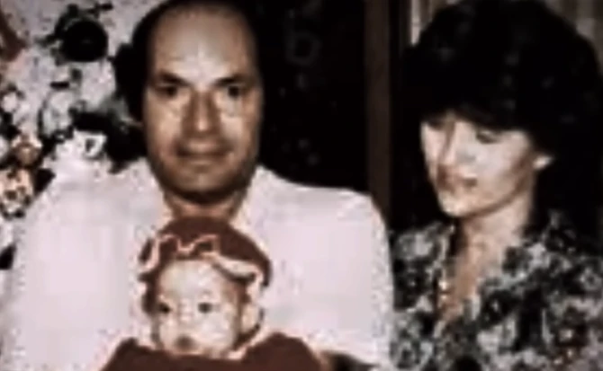 Beti sa suprugom i ćerkom