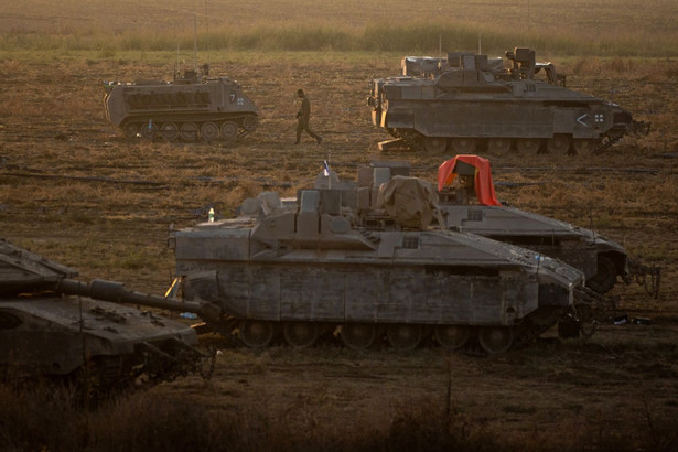Izraelskie pojazdy opancerzone osiedlają się wzdłuż granicy ze Strefą Gazy
