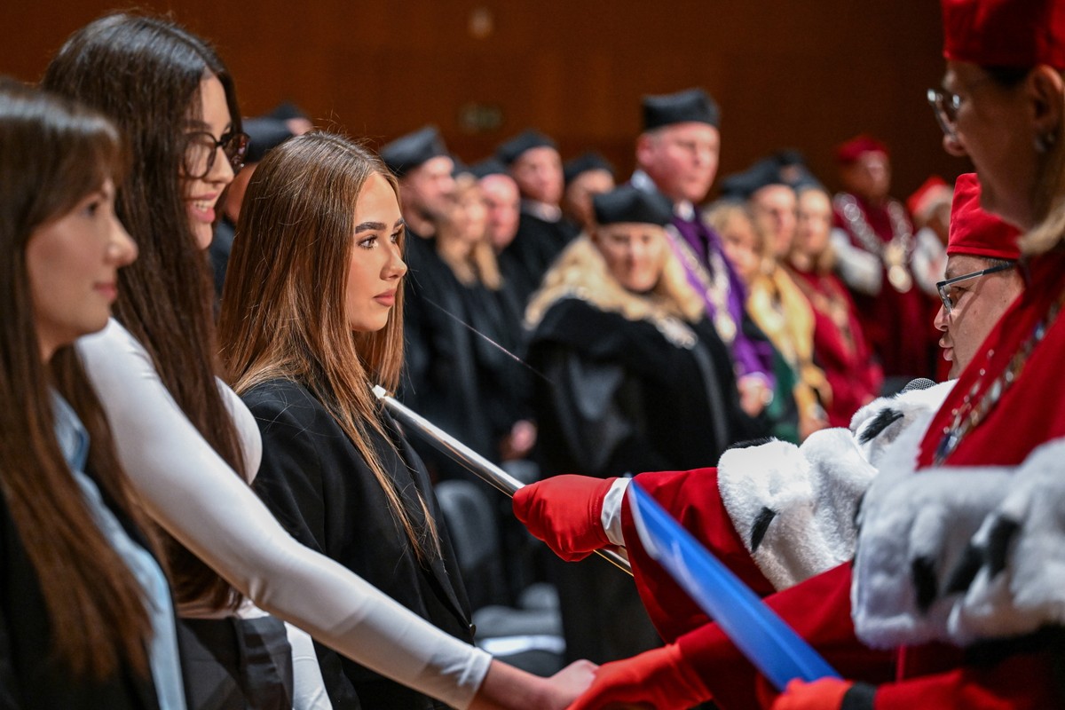 Rektor Uniwersytetu Rzeszowskiego prof. dr hab. n. med. Adam Reich podczas inauguracji nowego roku akademickiego 2024/2025 w Filharmonii Rzeszowskiej w Rzeszowie