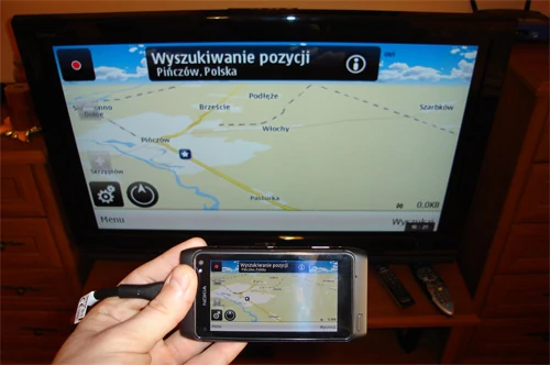 GPS można też rzucić na telewizor - jak praktycznie wszystko w N8. Niestety gorzej wypada łapanie sygnału z satelity (szczególnie w salonie)