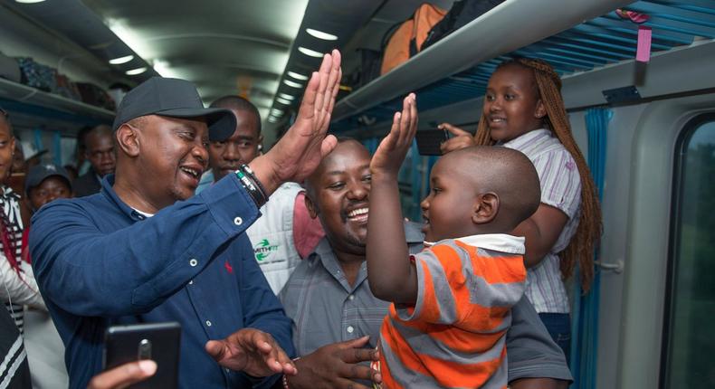 President Uhuru interacting with passengers on the SGR during his trip to coast for the Christmas holiday (PSCU)