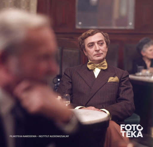 1975 r. – 27 listopada odbyła się premiera filmu "Zaklęte rewiry" Janusza Majewskiego, gdzie w drugoplanowej roli starzejącego się homoseksualisty barona Humanieckiego wystąpił Czesław Wołłejko. 