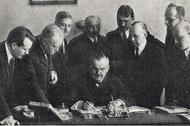 Władysław Grabski (siedzi) w otoczeniu współpracowników z Ministerstwa Skarbu. Zdjęcie z 1924 r.