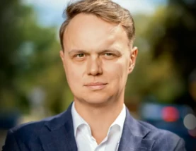 Marcin Zieliński. Ekonomista, autor analiz na temat transformacji gospodarczej w Polsce, roli własności prywatnej w gospodarce, ekonomicznej analizy regulacji, rynku finansowego i sektora bankowego. Absolwent Wydziału Prawa, Administracji i Ekonomii Uniwersytetu Wrocławskiego. Długoletni szef wydawnictwa Instytutu Edukacji Ekonomicznej im. Ludwiga von Misesa, tłumacz książek m.in. Davida Friedmana, Friedricha Augusta Hayeka i Ludwiga von Misesa, współtłumacz Burżuazyjnej godności Deirdre N. McCloskey (III miejsce w kategorii najlepsza zagraniczna książka ekonomiczna przetłumaczona na język polski w konkursie Economicus „Dziennika Gazety Prawnej” w 2018 roku), w 2011 roku laureat International Vernon Smith Prize za esej na temat „Concurrent Currencies: A Choice in Money to Solve the Crisis?”, makler papierów wartościowych (nr licencji 2894), doradca inwestycyjny (nr licencji 536). Zainteresowania badawcze: ekonomiczna analiza regulacji, transformacja gospodarcza w Polsce, prywatyzacja, przedsiębiorstwa państwowe. Autor artykułów i analiz na temat transformacji, prywatyzacji i bieżącej sytuacji gospodarczej w Polsce.