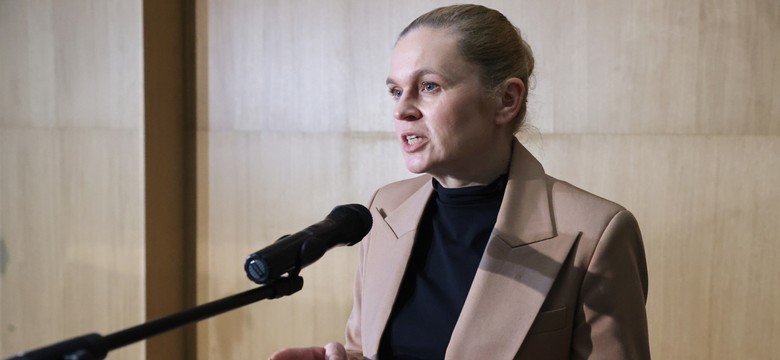 Nowacka rezygnuje z systemu. 40 milionów złotych jak krew w piach