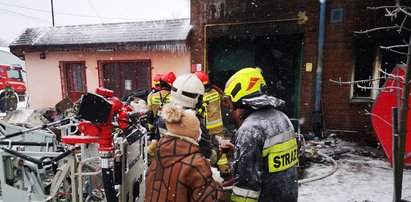 Ta scena wzrusza do łez. Pani Halinka przyszła do zapracowanych strażaków z kawą