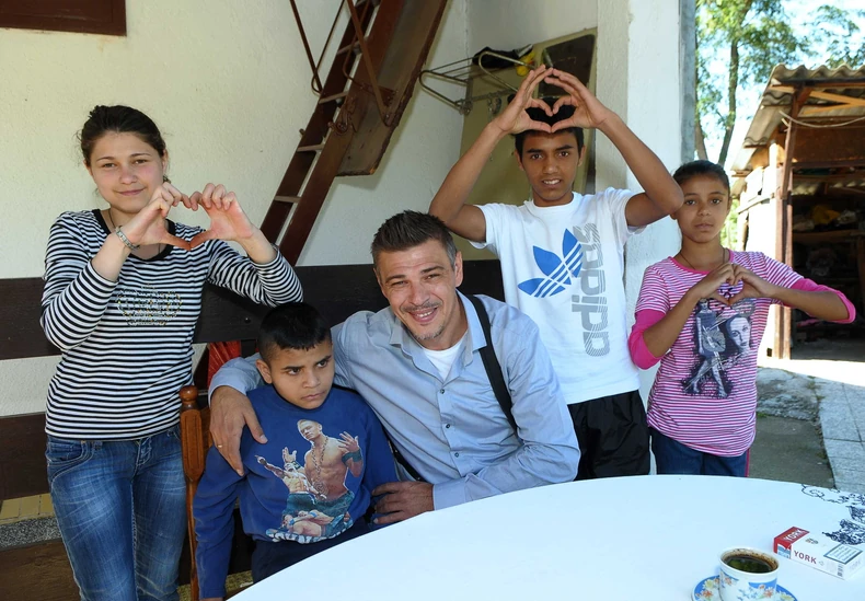 Savo Milošević nije krio emocije u susretu sa Petrovićima i poklonio im je 500 evra