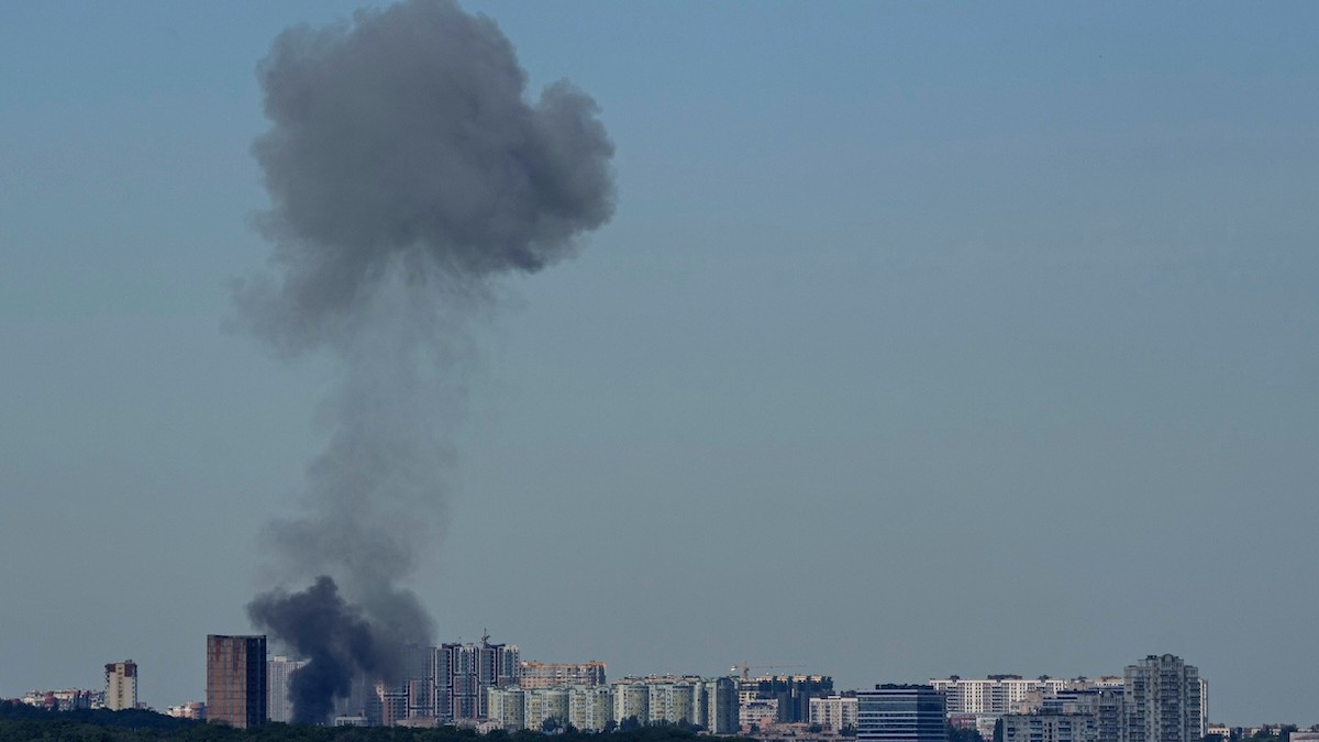 Dym stúpa po ruskom raketom útoku v ukrajinskej metropole Kyjev