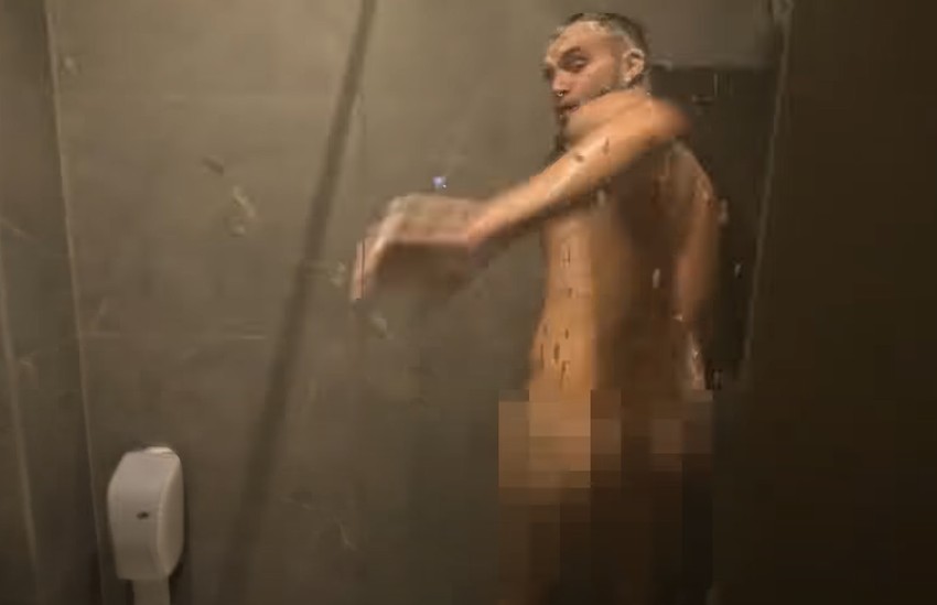 Nući go u spotu za pesmu Mhm Mhm