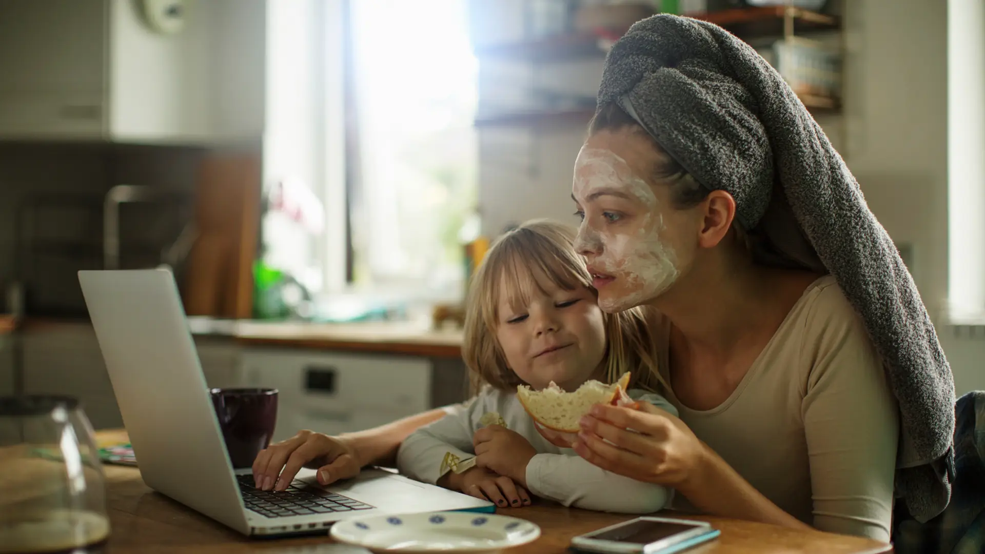 Pracująca mama kontra wychowująca dziecko w domu - znajdziesz różnicę?