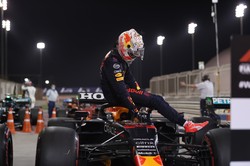Max Verstappen w Bahrajnie ruszy z pole position. Lewis Hamilton był drugi