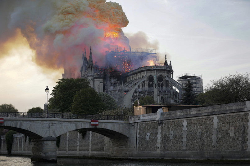 "Płonie katedra Notre Dame w Paryżu, a ja siedzę w internecie. Po co? Żeby dowiedzieć się, co o tym sądzę."