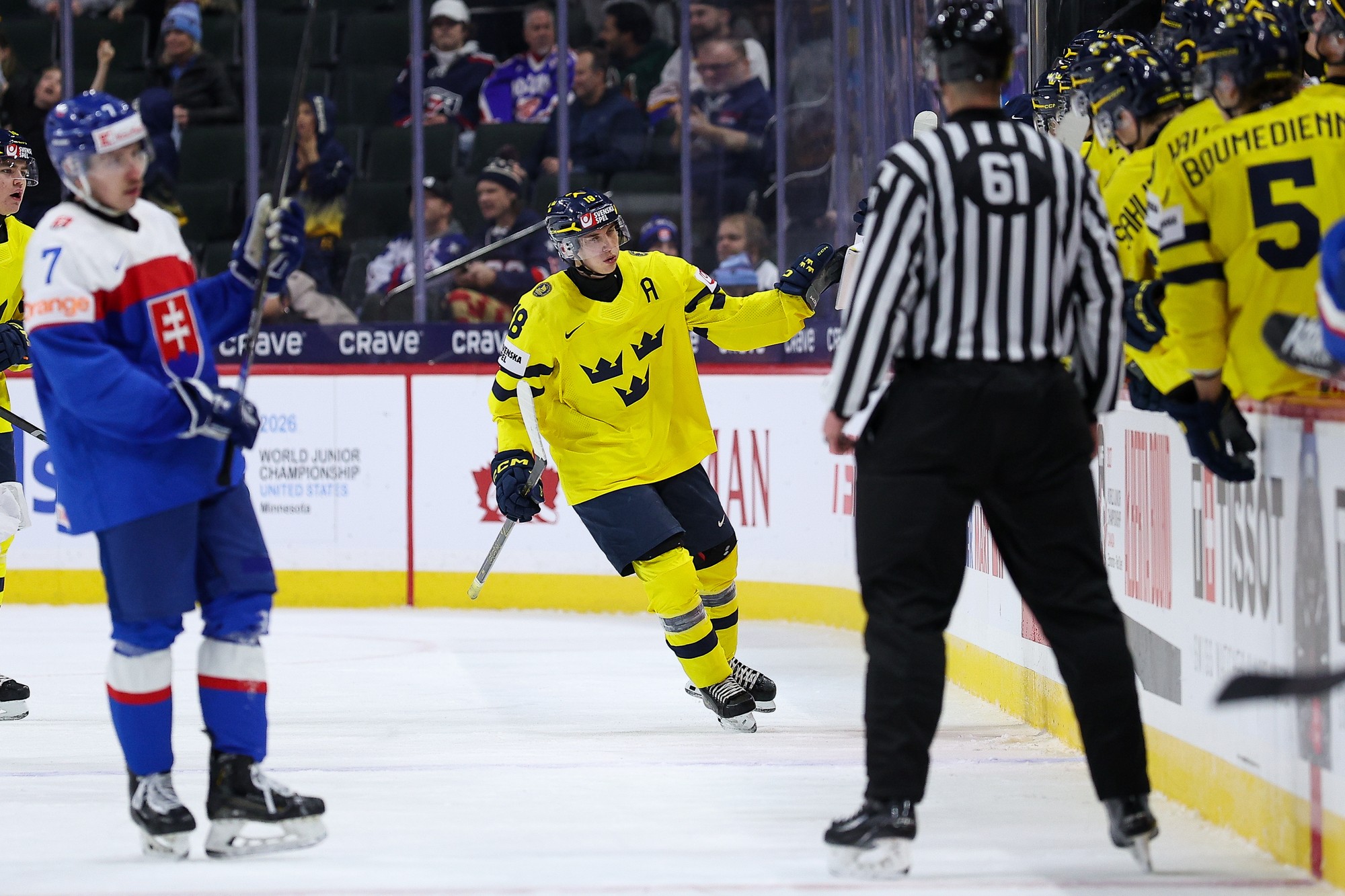 Švédsky hokejista Victor Eklund sa teší z gólu. 