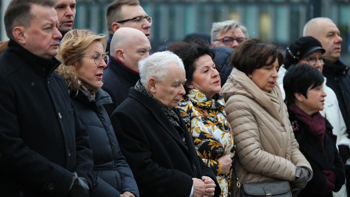 Protestujący na miesięcznicy smoleńskiej zagłuszali przemówienie prezesa PiS Jarosława Kaczyńskiego, skandując 'kłamca' [Źródło: Onet]