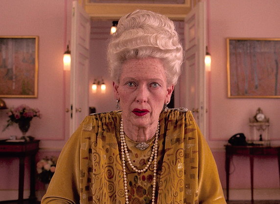 Tilda Swinton jako Madame D., jedna z ulubionych pensjonariuszek Gustave'a, w filmie "Grand Budapest Hotel" (2014) w reż. Wesa Andersona