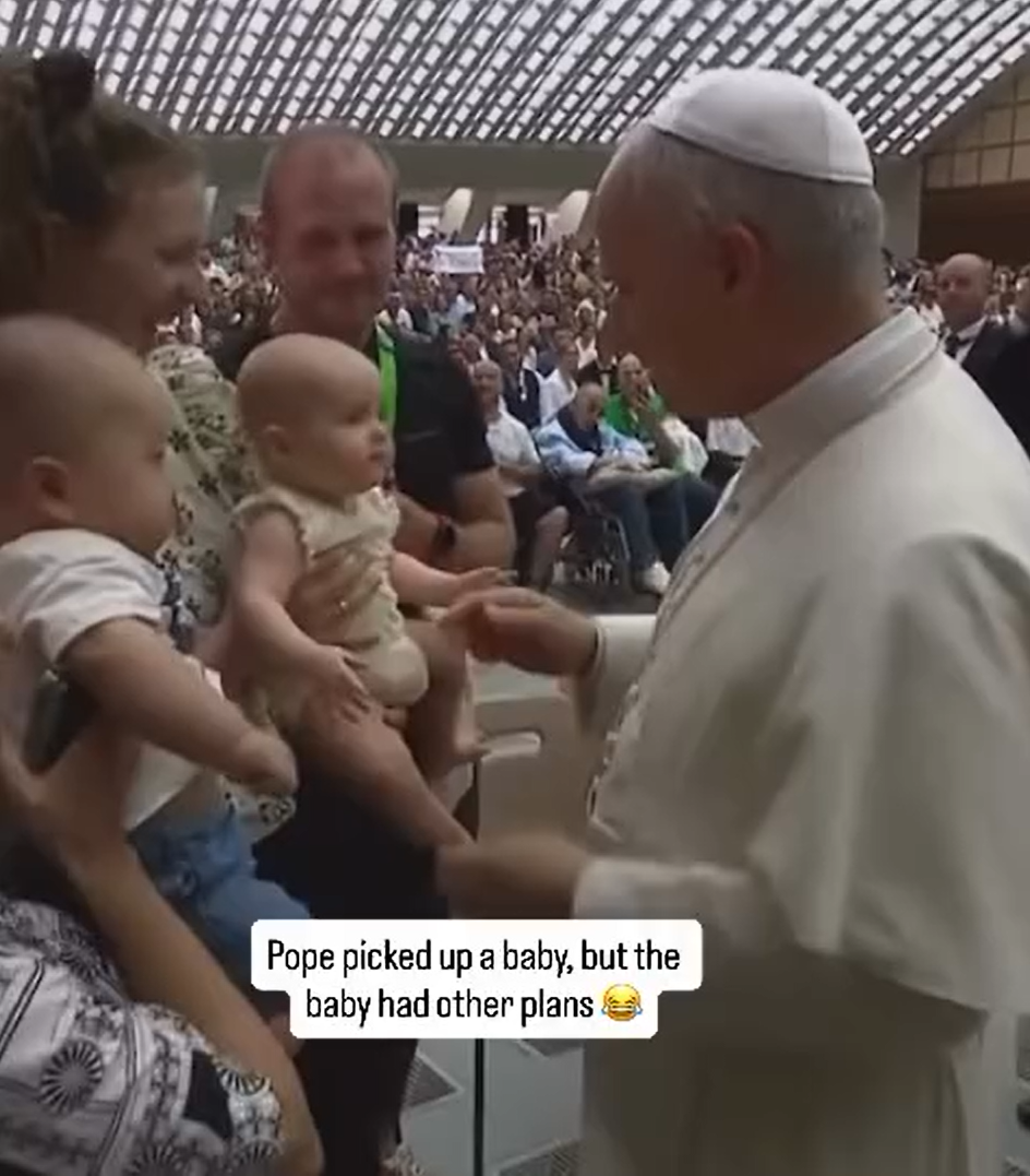 Pápež Lev XIV. si počas generálnej audiencie vzal na ruky dievčatko, ktoré ho nechcelo pustiť. 