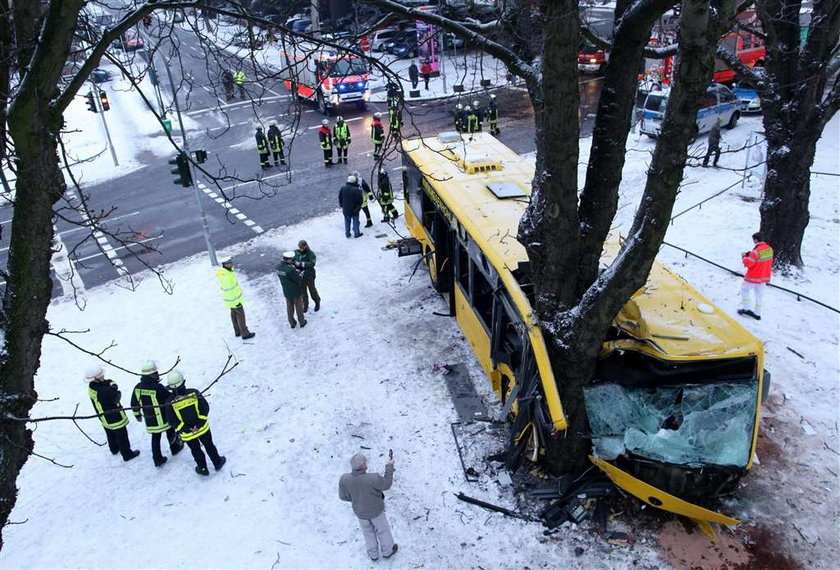 Horror! Autobus z dziećmi wjechał w drzewo
