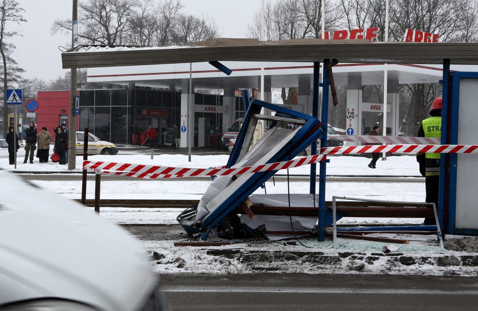 19-latek wjechał samochodem w przystanek