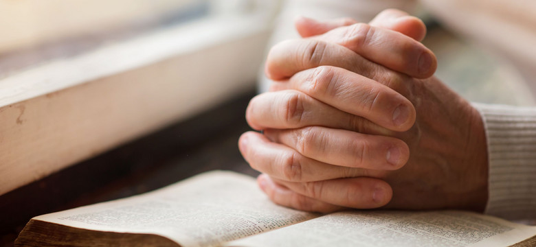 "Amen and... awoman". Internet wrze po zmianie formuły kończącej modlitwę