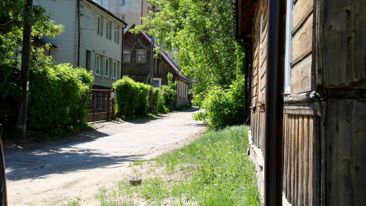 Białostocka ulica Żytnia pokazuje dwa oblicza: odnowione wokół nowego bloku i stare zniszczone przy drewnianych domach. Mieszkańcy Żytniej pytają, kiedy 50 metrów ulicy przykrytej dziś betonowymi płytami w końcu doczeka się remontu? Nie w tym roku i zapewne nie w przyszłym. Czy uda się ludziom wyciągnąć pieniądze z miejskiej kasy wbrew urzędnikom?