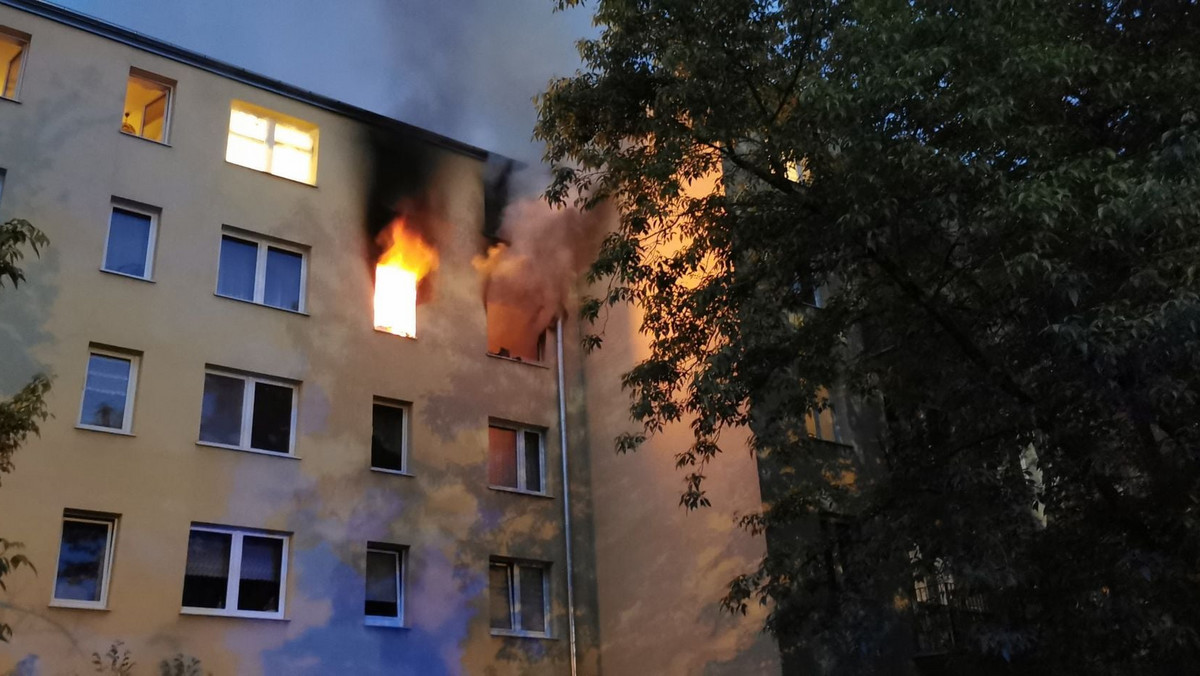 Pożar w Pruszkowie. Nastolatek nie żyje; kobieta w ciężkim stanie